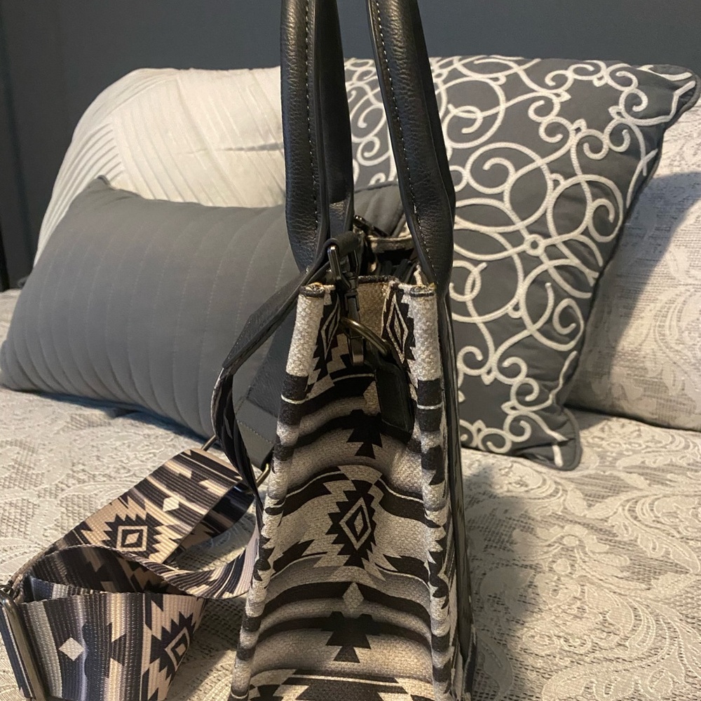 Wrangler cross body tote .Only used once . Excellent condition.